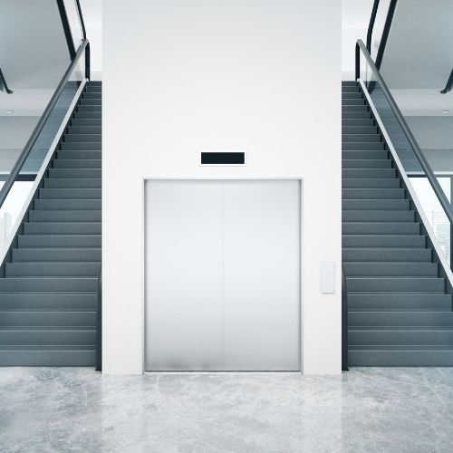 ascensores y escalera de un edificio