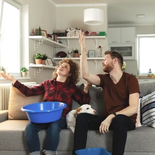 pareja con goteras en el salón