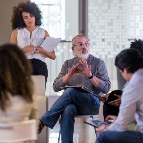 vecinos en una junta