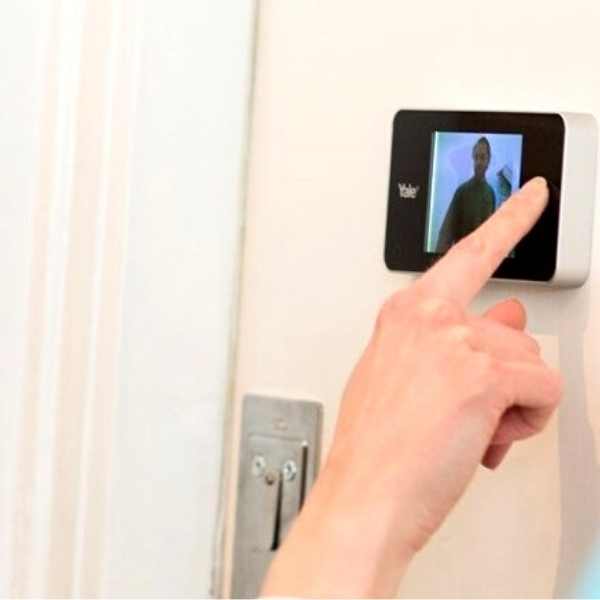 Es legal instalar una mirilla electrónica en tu casa?